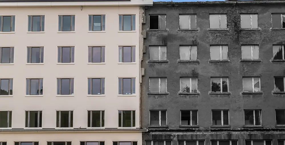 Vergleich einer schmutzigen und sauberen Fassade