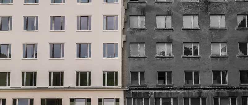 Vergleich einer sauberen und schmutzigen Fassade